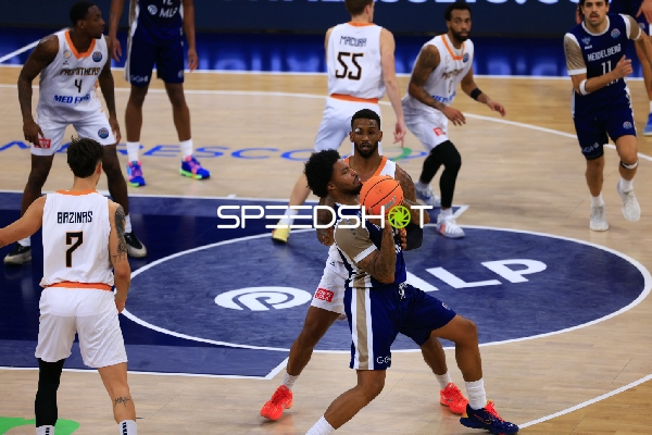 Spielszene mit Erol Ersek (11; MLP Academics Heidelberg) und Marcus Weathers (00; MLP Academics Heidelberg)