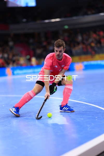 Nicolas Proske (7; Deutschland) kontrolliert den Ball