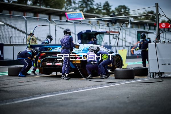 Rennfahrzeug in der Boxengasse