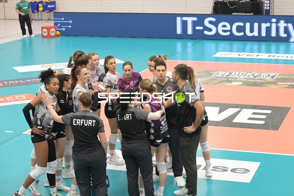 Timeout mit Kinga Szücs (10; Schwarz-Weiß Erfurt) und Team