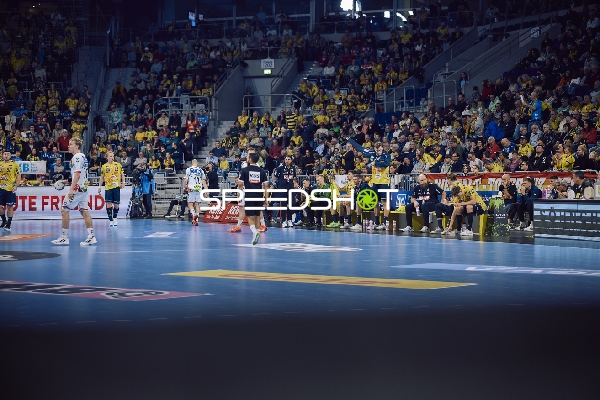 Spielszene am Rande des Spielfelds