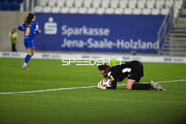 Torhüterin sichert Ball