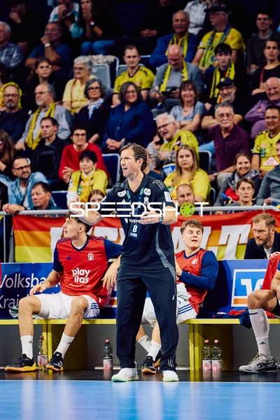 Trainer gibt Anweisungen von der Seitenlinie.