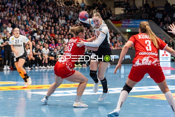 Nieke Kühne (19; Deutschland) im Angriff gegen Abwehr