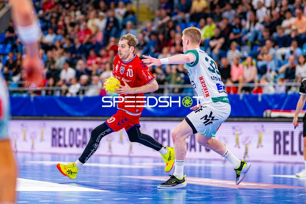 Dribbling Tom Wolf (10;SG BBM Bietigheim) gegen Ymir Gislason (33;Frisch Auf Göppingen)