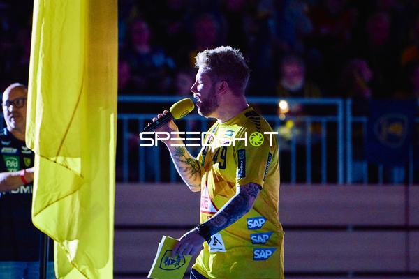 Ein Spieler spricht mit einem Mikrofon.