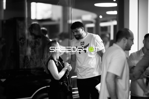 Ringside-Zone Face-Off