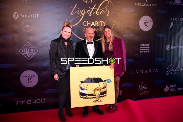 Drei Personen präsentieren Kunstwerk