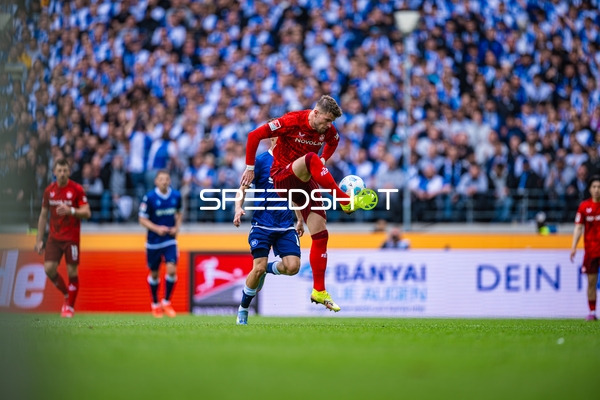 Ballannahme Mika Haas (22, 1. FC Kaiserslautern)