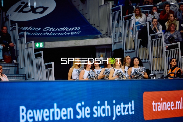 Cheerleader-Performance