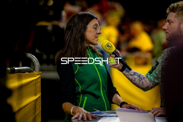 Interview-Szene mit Moderatorin