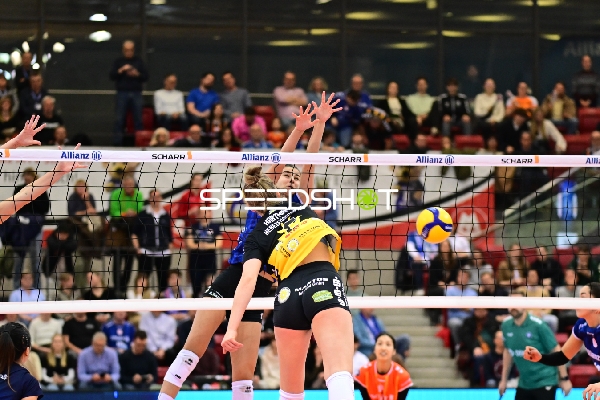 Spielszene mit Yurika Bamba (4; Allianz MTV Stuttgart)