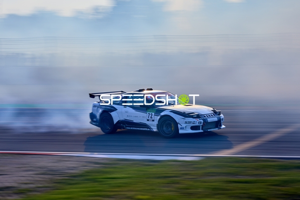 Rennfahrzeug driftet auf der Rennstrecke