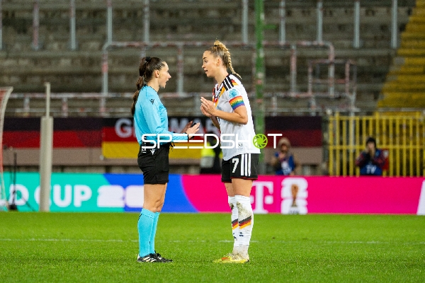 Diskussion auf dem Spielfeld