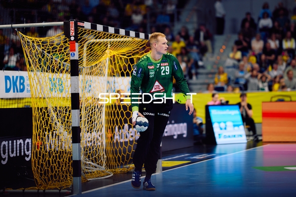 Torwart David Späth (29; Rhein Neckar Löwen) hält Ball