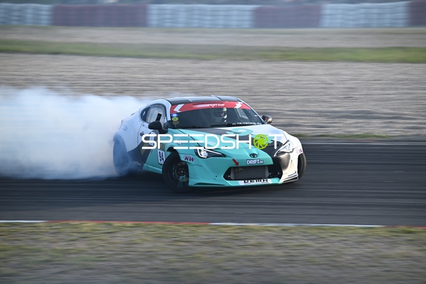 Rennfahrzeug driftet auf der Rennstrecke