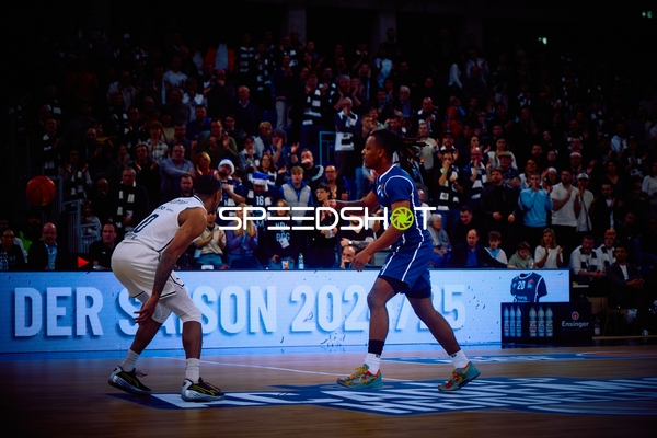 Ein Basketballspieler von MLP Academics dribbelt den Ball gegen einen Verteidiger von Brose Bamberg.