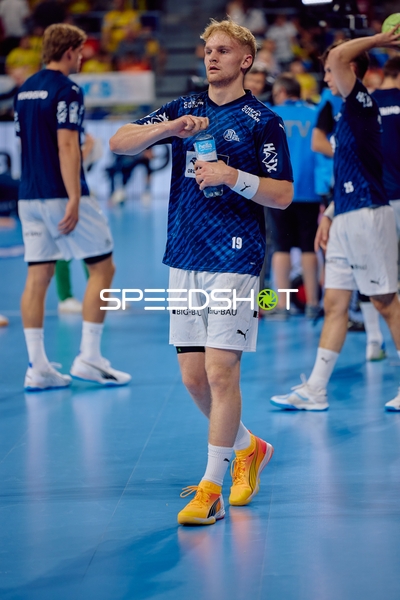 Spieler trinken Wasser während einer Spielpause.