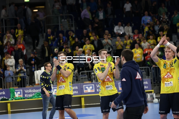 Spieler von Rhein Neckar Löwen klatschen nach dem Spiel in die Menge.