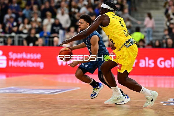 Kevin McClain (3; MLP Academics Heidelberg) mit Ball am Dribbling