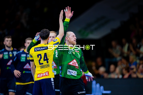 High Five Patrick Groetzki (24;Rhein Neckar Löwen), Mikael Appelgren (1;Rhein Neckar Löwen)
