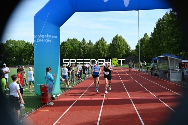 Läufer am Ziel TVE Sommerlauf Edingen 2025