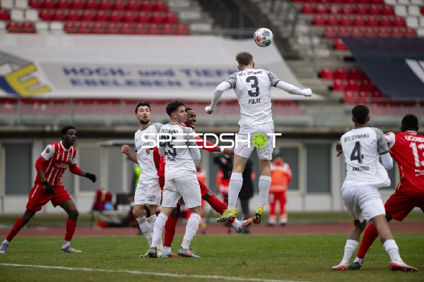 Kopfball-Duell um den Ball