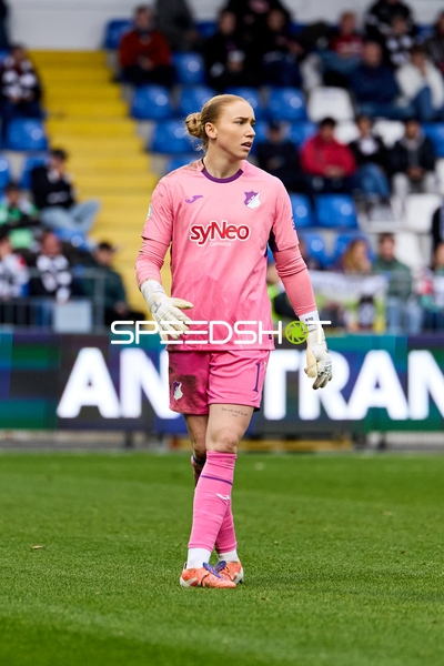 Torwart Laura Dick (1; TSG Hoffenheim Frauen) in Aktion