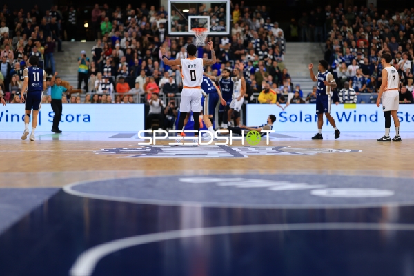 Spielszene mit Claudell Harris Jr (0; Promitheas Patras Vikos Cola) und Erol Ersek (11; MLP Academics Heidelberg)