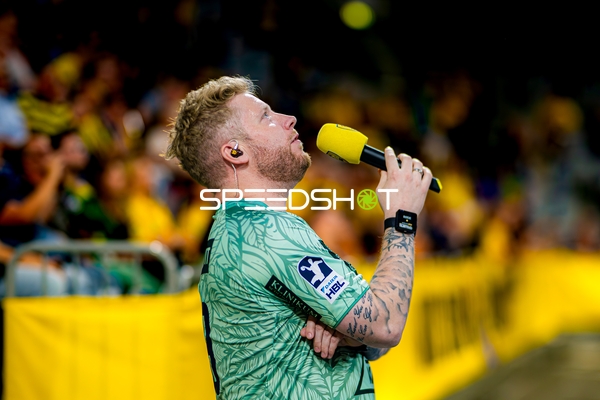 Moderator spricht ins Mikrofon