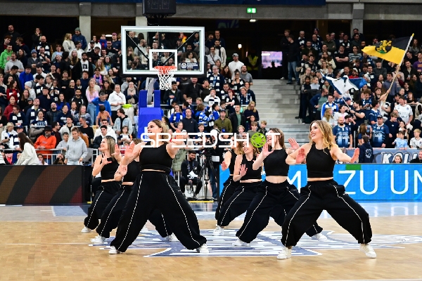 Tanzperformance der Cheerleader in der Halbzeitpause