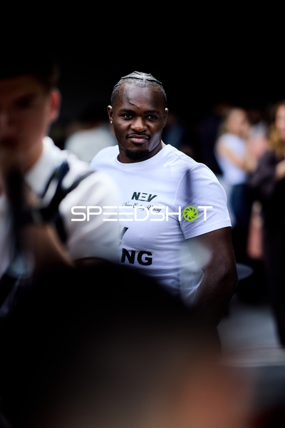 Ringside-Zone Face-Off