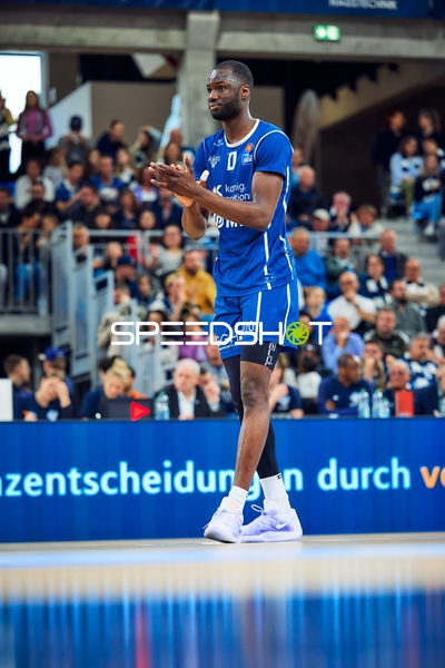 Spieler klatscht Hände Bakary Dibba (10, MLP Academics Heidelberg)