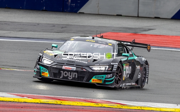 Rennfahrzeug auf der Rennstrecke