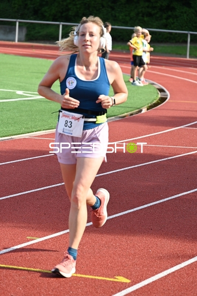 Startnummer 83 läuft auf Tartanbahn