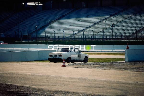 Auto mit Nummer 23 auf der Rennstrecke