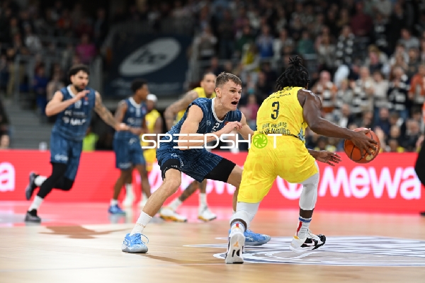 Niklas Würzner (2; MLP Academics Heidelberg) verteidigt gegen Christopher Clemons (3; EWE Baskets Oldenburg)