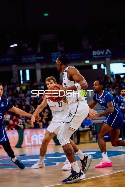 Ein Spieler der MLP Academics Heidelberg dribbelt den Ball.