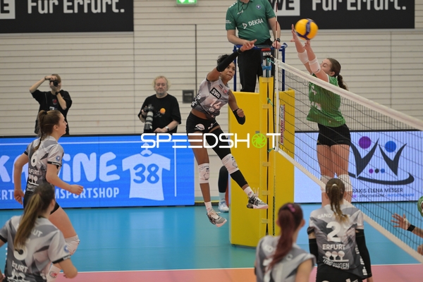 Brianna Ford (14; USC Münster) schmettert, Elizabeth Sandbothe (2; Schwarz-Weiß Erfurt) blockt