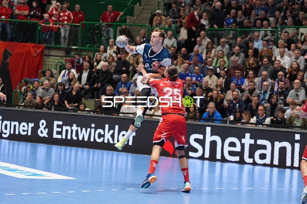 Nico Schöttle (8; Bergischer HC) und Olle Forsell_Schefvert (25; MT Melsungen) in Aktion