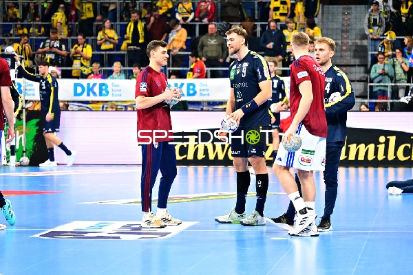 Szene mit Steven Plucnar Jacobsen (9; Rhein Neckar Löwen) und Teamkollegen