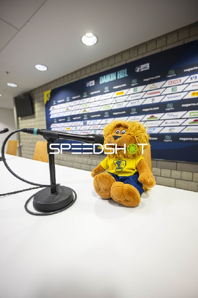 Maskottchen bei Pressekonferenz