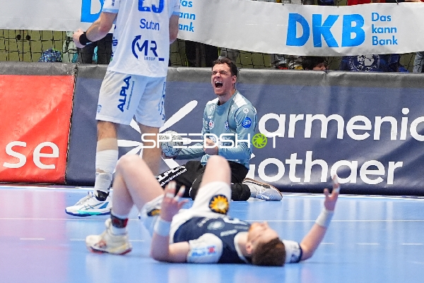 Torwart jubelt nach Parade