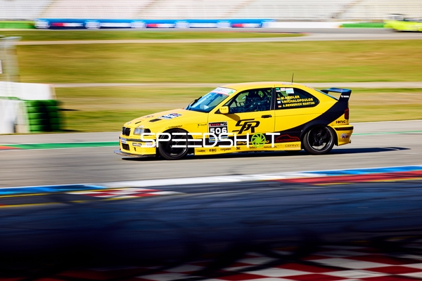Gelbes Auto mit Nummer 506 fährt auf dem Hockenheimring