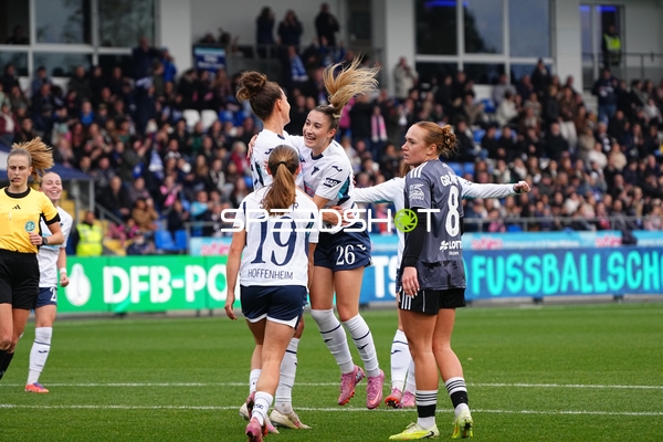 Spielerinnen feiern Tor