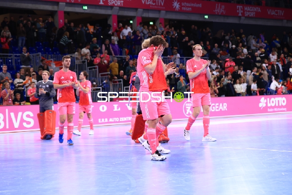 Nik Kerner (22; Deutschland) und Anton Pöhling (12; Deutschland) applaudieren