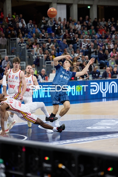Spielszene mit Christian Skladanowski (19; Würzburg Baskets) und Lukas Herzog (1; Würzburg Baskets)