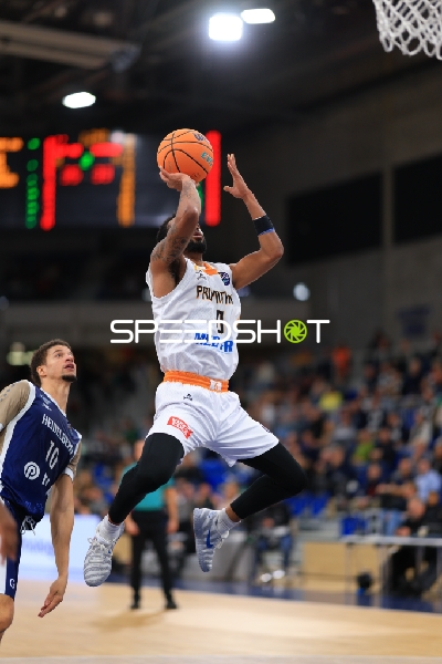 Claudell Harris Jr (0; Promitheas Patras Vikos Cola) mit Ball, Samuell Williamson (10; MLP Academics Heidelberg) verteidigt