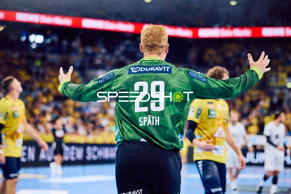 Ein Torwart von Rhein Neckar Löwen steht mit erhobenen Armen vor dem Tor.