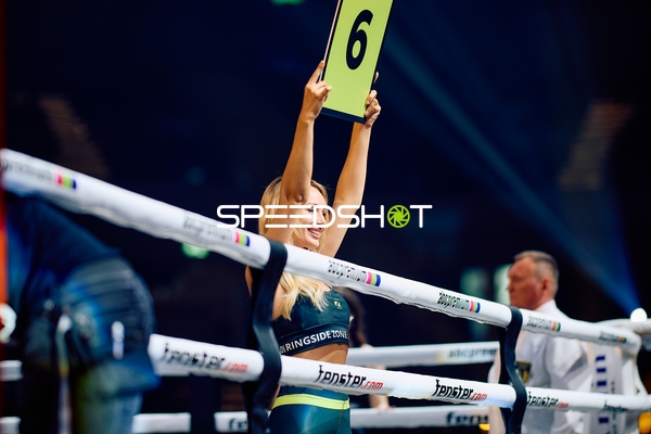 Ringmädchen zeigt Runde 6